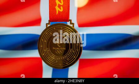 5. Januar 2021, Peking China. Goldmedaille der XXIV. Olympischen Winterspiele vor dem Hintergrund der norwegischen Flagge. Stockfoto