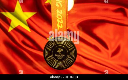 5. Januar 2021, Peking China. Goldmedaille bei den XXIV. Olympischen Winterspielen vor dem Hintergrund der PRC-Flagge. Stockfoto