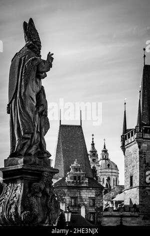 Statue von Adalbert von Prag auf der Karlsbrücke und der Prager Altstadt, Tschechische Republik. Atrwork: Entworfen von Michael und Ferdinand Brokoff im Jahr 1709 Stockfoto