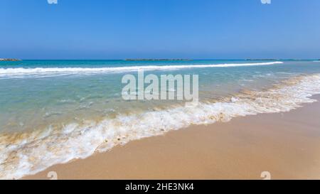 Mittelmeer und Sandstrand in Tel Aviv, Israel. Seascape Stockfoto