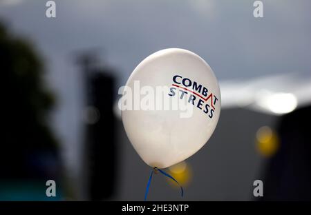 Stressbewältigung. Ein Ballon für den Kampf gegen den dunklen Himmel, der aber von der Sonne beleuchtet wird, fördert die Organisation des Veteranen für psychische Gesundheit. Stockfoto