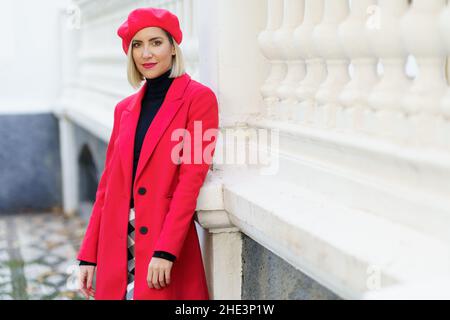 Schöne Frau mittleren Alters in roten Winterkleidung posiert Blick auf die Kamera. Stockfoto