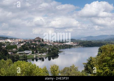 Blick auf TUI, Spanien von der Fortaleza de Valença entlang des Camino Portuguese in Valença, Portugal. Diese Route des Camino de Santiago Pilgerfahrt laufen Stockfoto