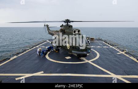 Der mittlere Hubschrauber der rumänischen Marine IAR-330 führt Flugoperationen an Bord der USS Ross (1) durch. Stockfoto