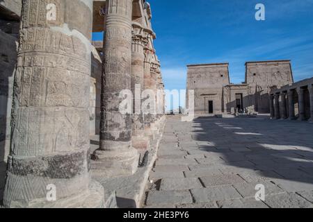 Die Steinsäulen und der Innenhof des antiken Philae-Tempelkomplexes, ein UNESCO-Weltkulturerbe in Ägypten. Stockfoto