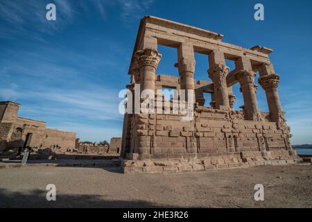 Der Kiosk von Trajan steht am Rande des Philae-Tempelkomplexes auf der Insel Agilkia in der Nähe von Assuan, Ägypten. Stockfoto