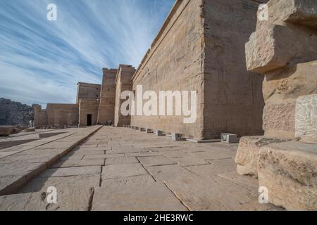 Die Außenwand des antiken ägyptischen Philae-Tempelkomplexes auf der Insel Agilkia in der Nähe von Assuan, Ägypten. Stockfoto