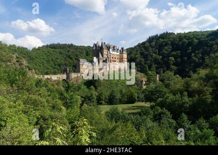 Eine schöne Aussicht auf das berühmte Schloss Eltz an einem sonnigen Tag, Wierschem, Rheinland-Pfalz, Deutschland Stockfoto