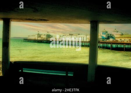 Eastbourne Pier durch einen natürlichen Rahmen aus Betonfenstern Stockfoto