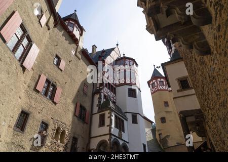 Eine schöne Aussicht auf das berühmte Schloss Eltz an einem sonnigen Tag, Wierschem, Rheinland-Pfalz, Deutschland Stockfoto