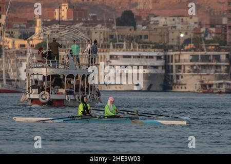 Ruderer, die in einem Doppelruder auf dem Nil in Assuan, Ägypten, trainieren. Stockfoto