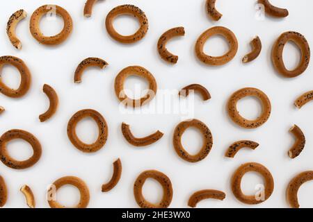 Bagels mit Mohn isoliert auf weißem Hintergrund, Draufsicht, Lebensmittelbäckerei-Konzept Stockfoto