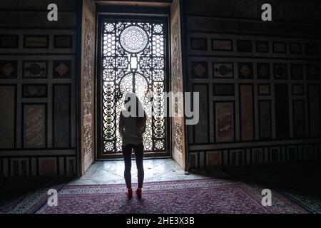 Schönes verzierte Metallgitter, das Licht in das Mausoleum von Farouk lässt, das ich in der Al Rifai Moschee in Kairo, Ägypten, begraben habe. Stockfoto