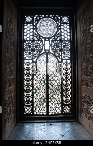 Schönes verzierte Metallgitter, das Licht in das Mausoleum von Farouk lässt, das ich in der Al Rifai Moschee in Kairo, Ägypten, begraben habe. Stockfoto