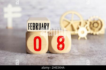 Würfelförmiger Kalender für Februar 8 auf Holzfläche mit Platz für Text. Stockfoto