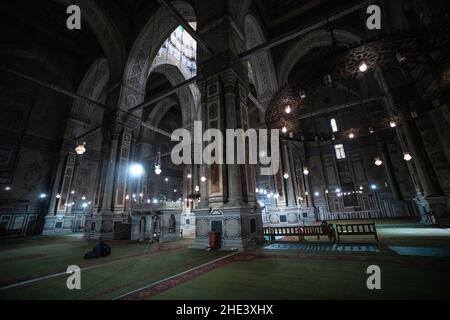 Der riesige innere Gebetsraum mit hängenden Lichtern und Marmorsäulen der Al Rifai Moschee im historischen Viertel von Kairo, Ägypten. Stockfoto