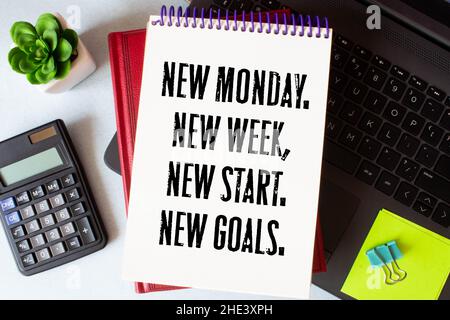 New Monday New Goals-Konzept für den Büro-Desktop von oben mit Büromaterial. Stockfoto