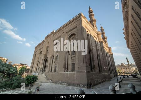 Das Äußere der Al Rifai Moschee ein islamisches Denkmal im historischen Viertel von Kairo, Ägypten. Stockfoto