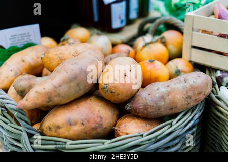Große Auswahl an frischem Obst und Gemüse an der Markttheke Stockfoto