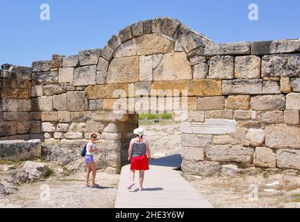 Eingangstor, Hierapolis, Provinz Denizli, Republik Türkiye Stockfoto