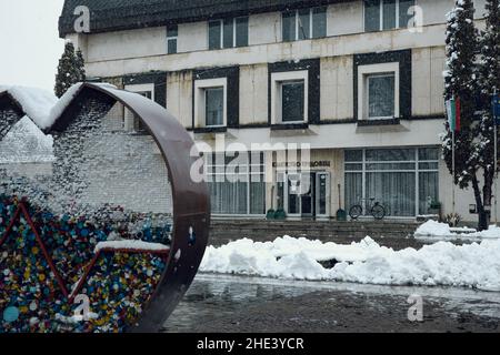 2020. Dezember: Rathaus von Trudovets. Ein wohltätiger Metallherz für das Recycling von Mützen. Winterschneesaison in Trudovets. Hochwertige Fotos Stockfoto