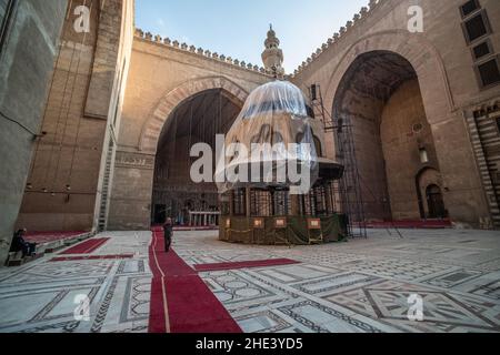 Der Innenhof und der Brunnen der alten Moschee Madrasa von Sultan Hassan in Kairo, die als eines der größten islamischen Gebäude der Welt angesehen wird. Stockfoto