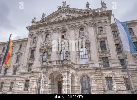 München Januar 2022: Der Justizpalast ist ein neobarockes Hof- und Verwaltungsgebäude in München, das von Friedrich von Thiersch fro erbaut wurde Stockfoto