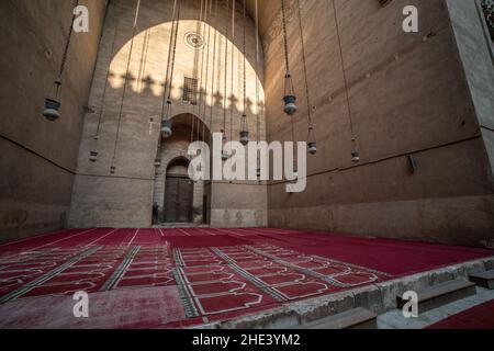 Eines der Iwans oder gewölbte Hallen in der Moschee Madrasa von Sultan Hassan in Kairo, die als eines der größten islamischen Gebäude der Welt gilt. Stockfoto