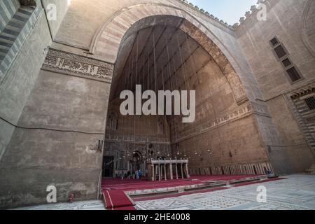 Eines der Iwans oder gewölbte Hallen in der Moschee Madrasa von Sultan Hassan in Kairo, die als eines der größten islamischen Gebäude der Welt gilt. Stockfoto