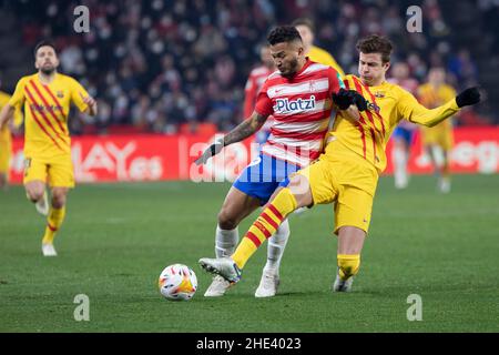 ; Andalusien; Spanien. Estadio Nuevo Los Carmenes. 8th Januar 2022. Granada; Andalusien; Spanien; La Liga Football, Granada CF gegen FC Barcelona; Luis Javier Suarez (Granada) wird von Gerard Pique (Barcelona) angegangen Credit: Action Plus Sports/Alamy Live News Credit: Action Plus Sports Images/Alamy Live News Stockfoto