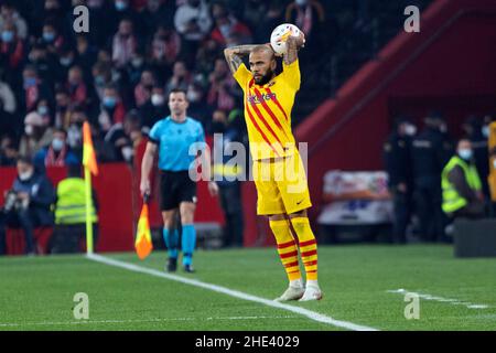 ; Andalusien; Spanien. Estadio Nuevo Los Carmenes. 8th Januar 2022. Granada; Andalusien; Spanien; La Liga Football, Granada CF gegen FC Barcelona; Dani Alves beim Wurf Kredit: Action Plus Sports/Alamy Live News Kredit: Action Plus Sports Images/Alamy Live News Stockfoto