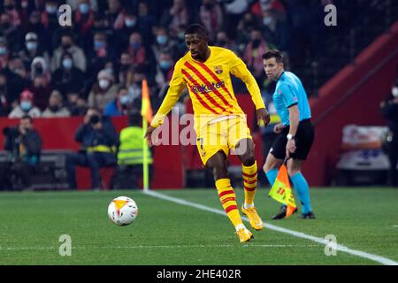 ; Andalusien; Spanien. Estadio Nuevo Los Carmenes. 8th Januar 2022. Granada; Andalusien; Spanien; La Liga Football, Granada CF gegen FC Barcelona; Ousmane Dembele von Barcelona steuert den Ball weit Kredit: Action Plus Sports/Alamy Live News Kredit: Action Plus Sports Images/Alamy Live News Stockfoto