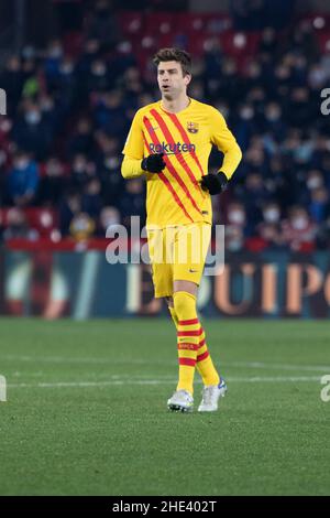 ; Andalusien; Spanien. Estadio Nuevo Los Carmenes. 8th Januar 2022. Granada; Andalusien; Spanien; La Liga Football, Granada CF gegen FC Barcelona; Gerard Pique kommt ins Spiel Credit: Action Plus Sports/Alamy Live News Credit: Action Plus Sports Images/Alamy Live News Stockfoto