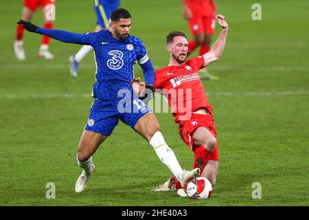 LONDON, Großbritannien JAN 8th Ruben Loftus-Cheek von Chelsea kämpft während des FA Cup-Spiels zwischen Chelsea und Chesterfield in Stamford Bridge, London, am Samstag, 8th. Januar 2022 um den Besitz mit James Kellermann von Chesterfield. (Kredit: Tom West | MI News) Kredit: MI Nachrichten & Sport /Alamy Live News Stockfoto