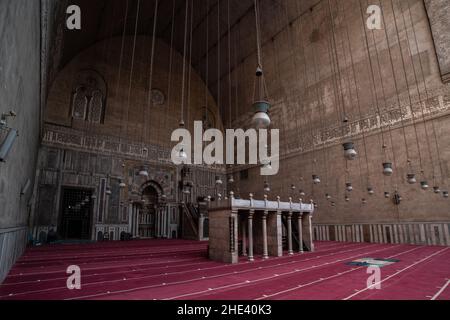 Die komplizierten Marmor-Qibla, Minbar und Mihrab von einem der Iwans innerhalb der Moschee madrasa von Sultan Hassan in Kairo, Ägypten. Ein historisches Wahrzeichen. Stockfoto