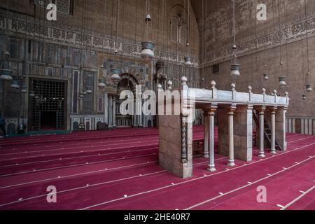 Die komplizierten Marmor-Qibla, Minbar und Mihrab von einem der Iwans innerhalb der Moschee madrasa von Sultan Hassan in Kairo, Ägypten. Ein historisches Wahrzeichen. Stockfoto