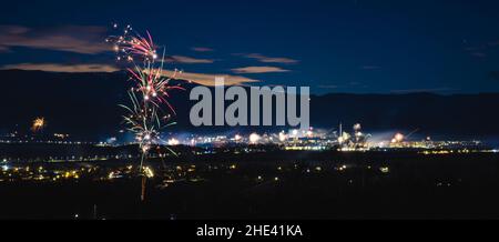 Ein Panorama von Feuerwerk an Silvester. Atemberaubende Stadtaufnahme der Nachtstadt. . Hochwertige Fotos Stockfoto