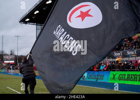London, Großbritannien. 04th Januar 2022. Saracens Flaggen vor dem Start des Spiels in London, Vereinigtes Königreich am 1/4/2022. (Foto von Richard Washbrooke/News Images/Sipa USA) Quelle: SIPA USA/Alamy Live News Stockfoto