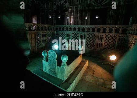 Das Mausoleum in der Moschee Madrasa von Sultan Hassan, einem historischen islamischen Denkmal in Kairo, Ägypten. Stockfoto