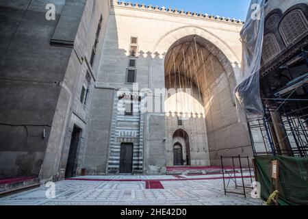 Eine der Iwans in der Moschee von Sultan Hassan im historischen Viertel von Kairo, Ägypten. Gilt als eines der größten islamischen Gebäude. Stockfoto