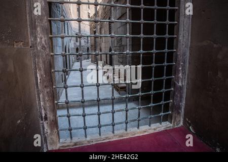 Metallstangen an einer alten Tür oder einem alten Fenster in der Moschee Madrassa von al Sultan hassan im historischen Viertel von Kairo, Ägypten. Stockfoto