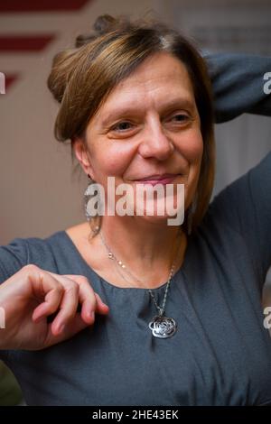 Polen, Polen, Europa, Europa; Porträt einer reifen Frau mit einem Anhänger um den Hals. Porträt einer reifen Frau mit einem Anhänger um den Hals. Stockfoto
