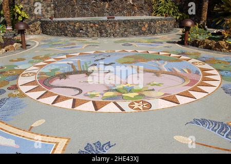 Plaza de la Glorieta, Bodenmosaik, entworfen von Luis Morera, Las Manchas de Abacho, Tazacorte, La Palma, Kanarische Inseln, Spanien Stockfoto