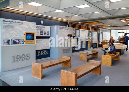 Touristen erkunden das Besucherzentrum von Bonneville Lock & Dam, den Columbia River an der Grenze zu Washington und Oregon sowie die USA Stockfoto