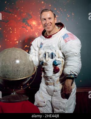 Porträt des Astronauten James A. Lovell, Jr. in seinem Raumanzug neben einem Modell des Mondes. Jim Lovell James Arthur Lovell Jr. (geb. 25. März 1928). 1968 flog als Kommandomodulpilot von Apollo 8 einer der ersten drei Astronauten zum Mond und umkreist diesen. Dann kommandierte er 13 die Mondmission Apollo 1970, die nach einem kritischen Versagen auf dem Weg um den Mond kreiste und sicher zur Erde zurückkehrte. Stockfoto