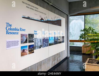 Touristen erkunden das Besucherzentrum von Bonneville Lock & Dam, den Columbia River an der Grenze zu Washington und Oregon sowie die USA Stockfoto