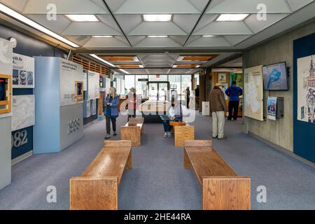 Touristen erkunden das Besucherzentrum von Bonneville Lock & Dam, den Columbia River an der Grenze zu Washington und Oregon sowie die USA Stockfoto