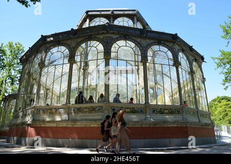 Das Crystal Palace ist eine Struktur aus Glas und Metall und befindet sich im Madrider Retiro-Park. Es wurde 1887 erbaut, um Flora und Fauna von den Philippinen zu zeigen. Stockfoto
