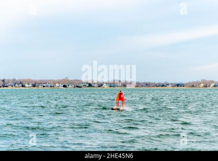 Nummer 10 Navigationsmarkierung in Peconic River Stockfoto