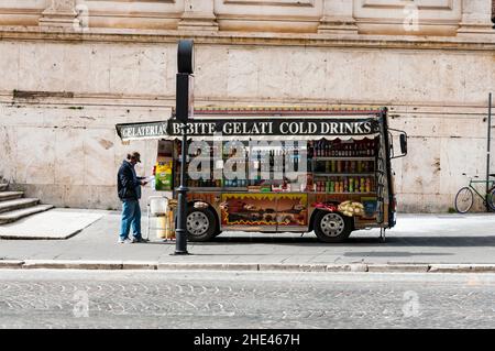 ROM, ITALIEN - 24. MÄRZ 2013: Shop Truck, der Getränke während des Frühlings in Rom, Italien verkauft. Stockfoto